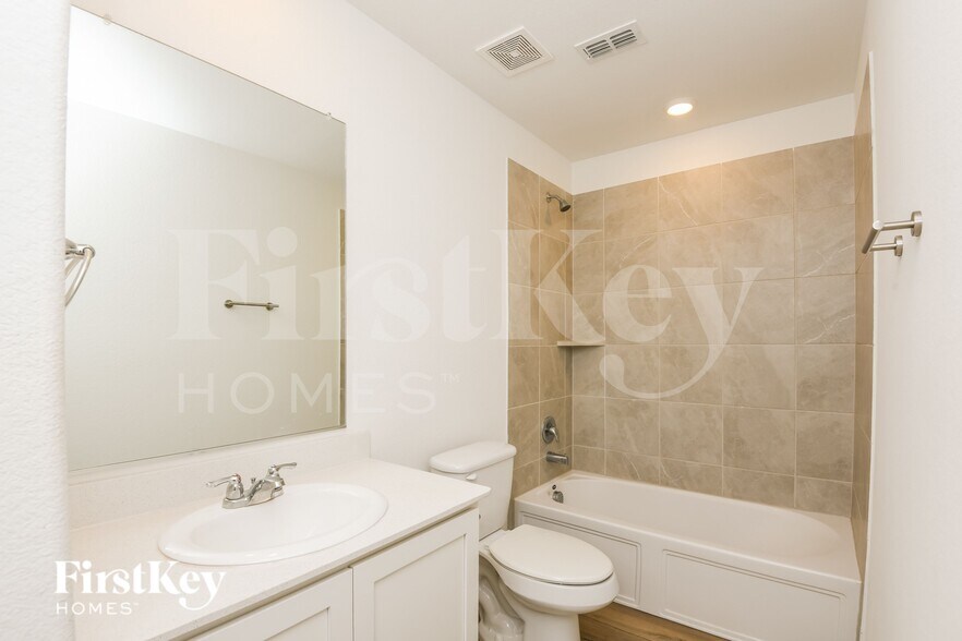 Building Photo - 2512 Northcote Dr