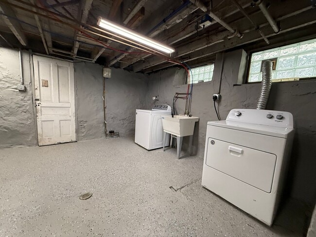 Building Photo - Updated 3 BR 2 Full Bath house w/ Yard!