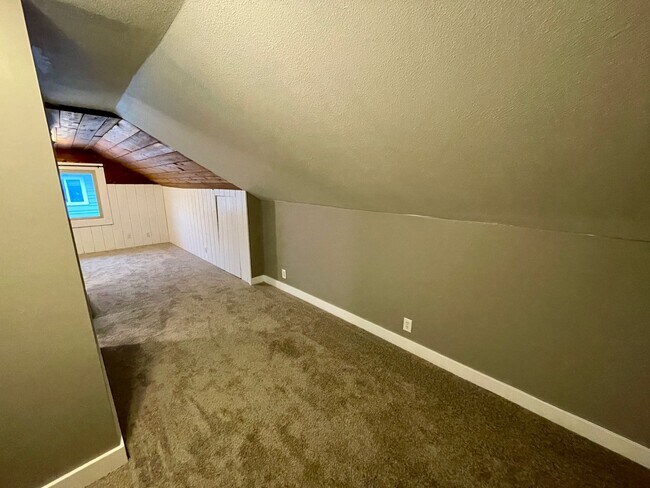 Building Photo - Charming Renovated 3-Bed, 2-Bath Home with Spacious Yard in Lincoln District