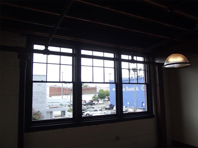 Building Photo - 125 Inman St E