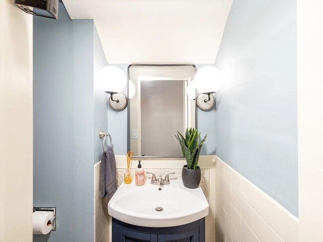 Building Photo - 423 W 17th Ave