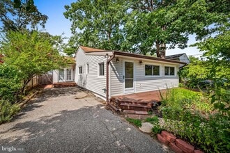 Building Photo - 530 Highland Dr