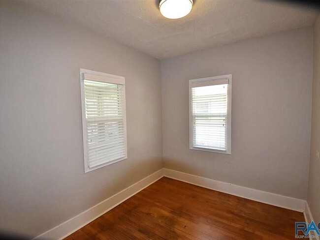 Building Photo - Cute charmer! 2 bed near downtown!