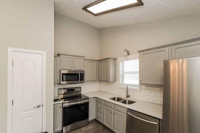 Building Photo - 104 Rockefeller Ln