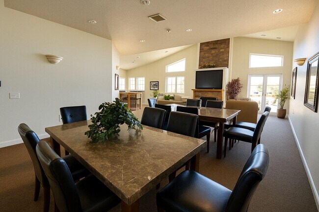 Building Photo - Diamond Valley Apartments