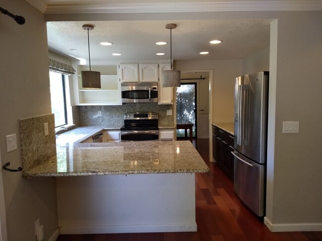 Building Photo - Updated 3 Bed 2.5 Bath Home!