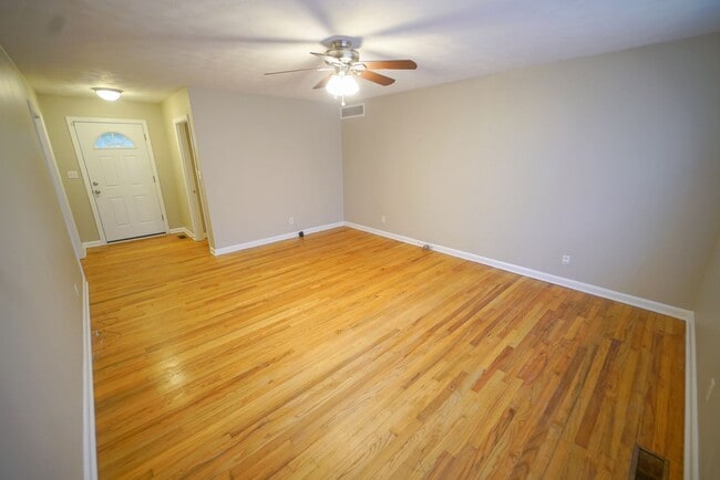 Building Photo - Cozy 3/2 Single Family Home