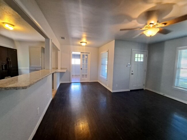 Building Photo - Beautiful 3/1  Available June 1st!