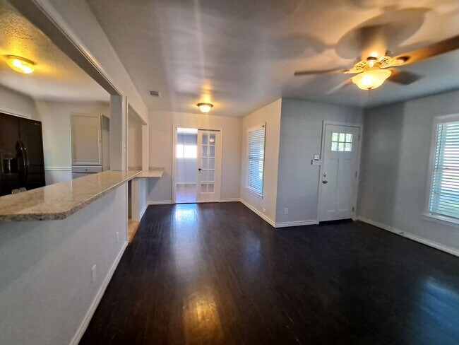 Building Photo - COMING SOON - Beautiful 3/1