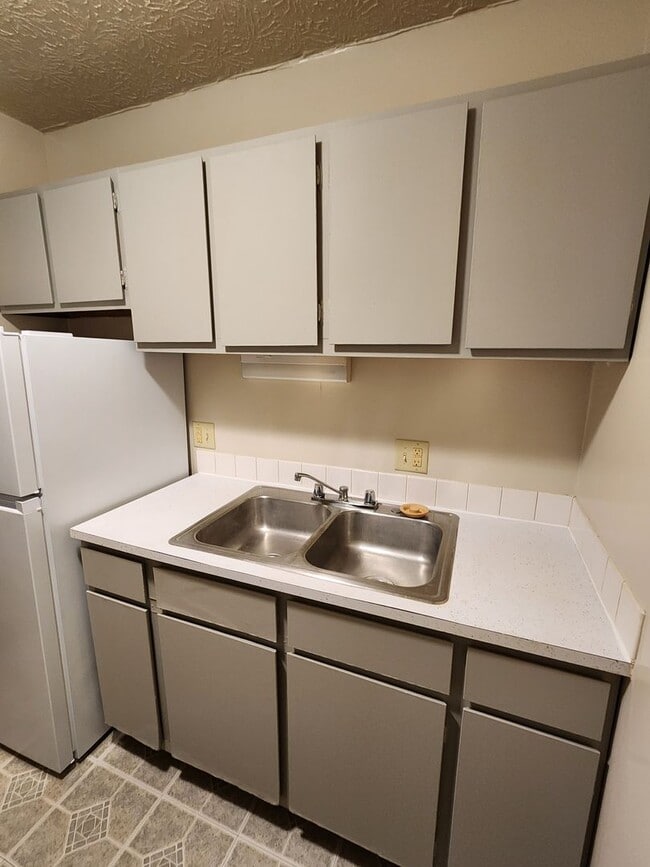 Building Photo - 680-680 Hancock Ave