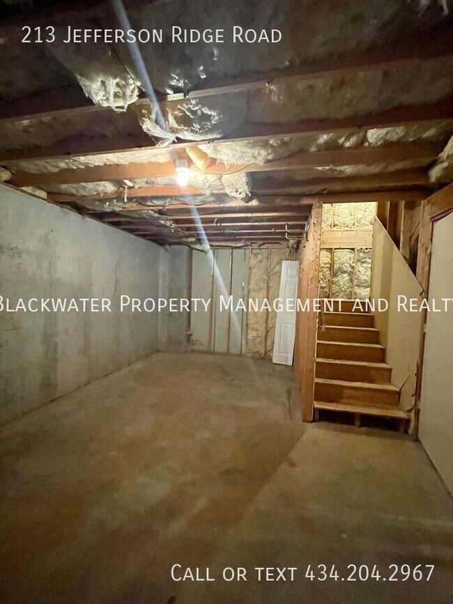 Building Photo - 213 Jefferson Ridge Rd