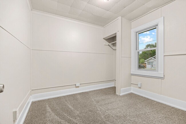 Building Photo - 3 Bedroom 1 Bath 2 Stall Detached Garage