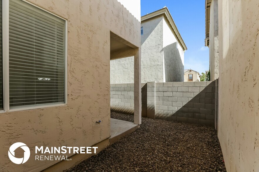 Building Photo - 1510 E Sonrisas St