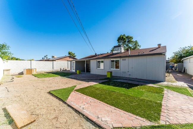 Building Photo - 2614 W Greenway Rd