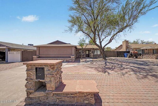 Building Photo - 2601 E Dahlia Dr