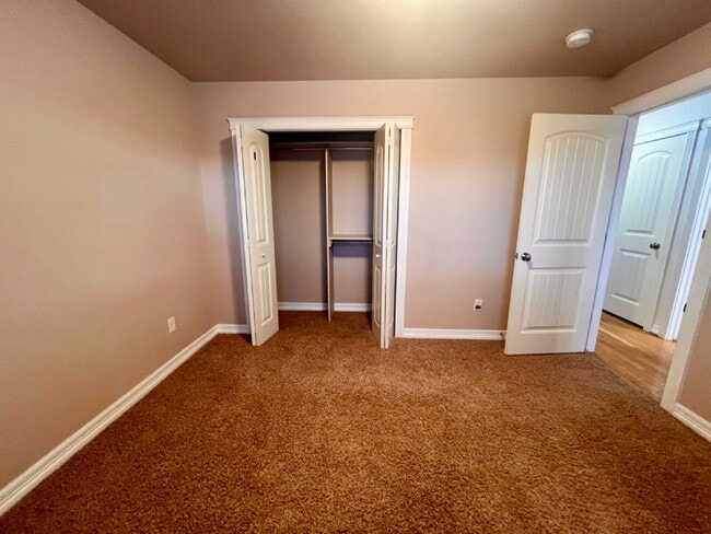 Building Photo - 3 Bedroom Townhome