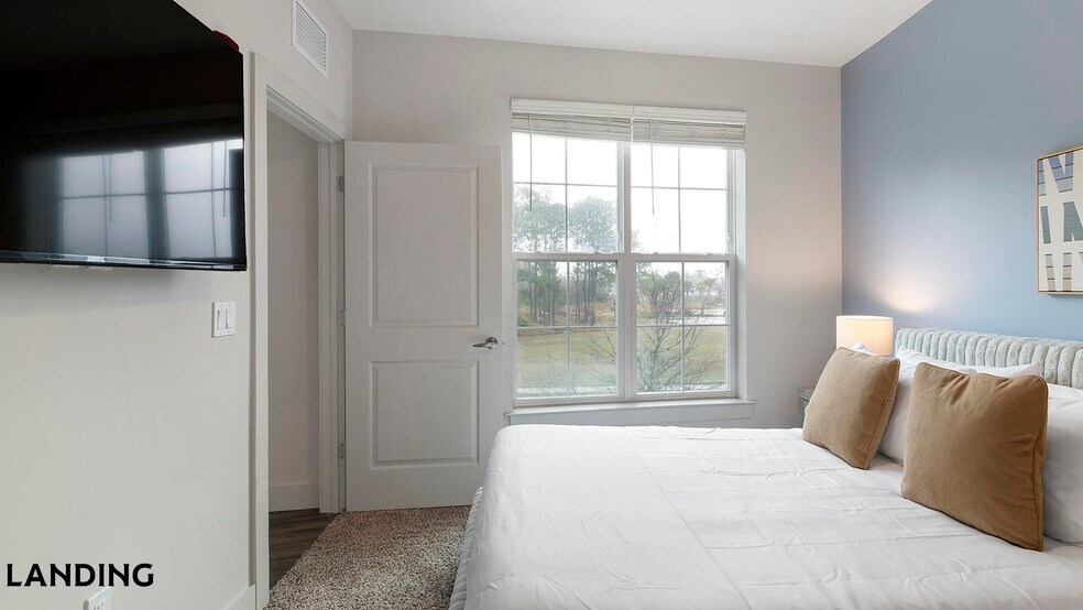Building Photo - 5885 Lakehurst Dr