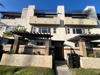 Building Photo - Bright & Updated 2BR Townhome Across from Fremont Park