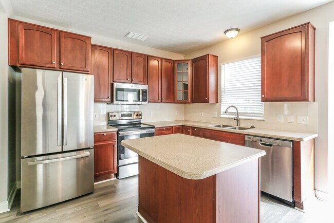 Building Photo - 585 Bettmann St