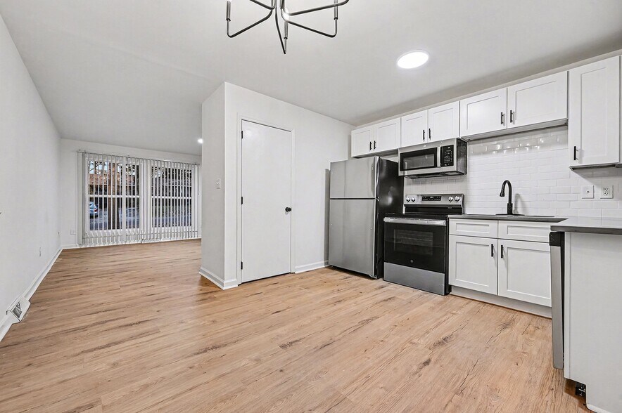 Building Photo - 5001 Lakecrest Dr
