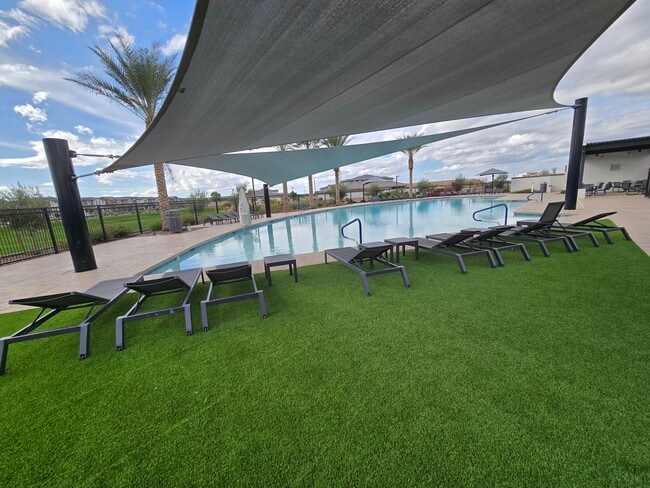 Building Photo - 713 W Longwood Dr