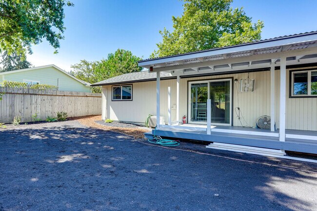 Building Photo - 2035 McKinley St