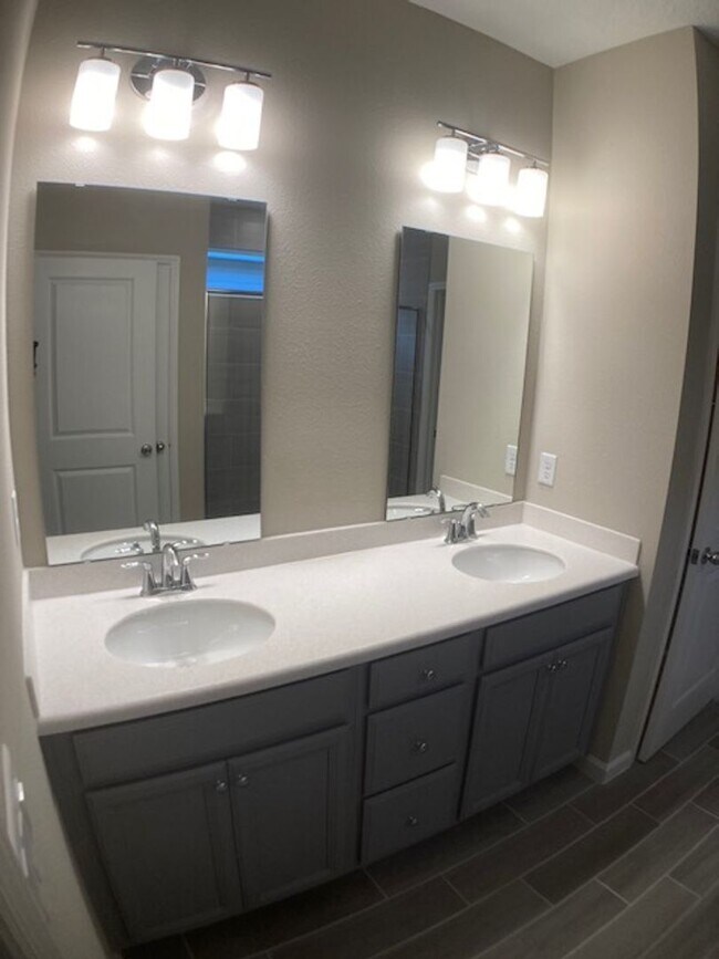 Building Photo - Stylish & Low-Maintenance Living in Oakleaf Community