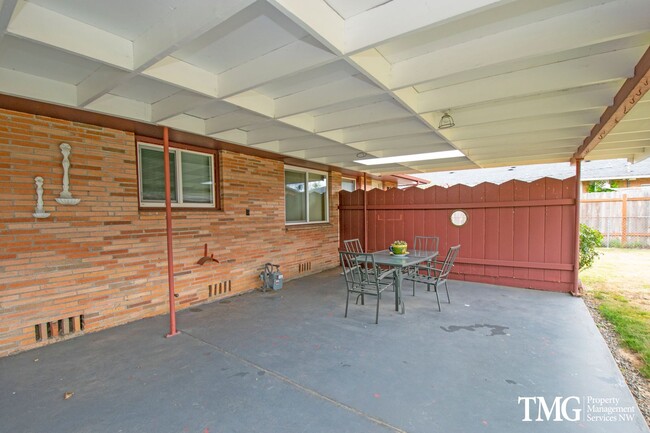 Building Photo - Beautiful Three Bedroom in Great Camas Nei...