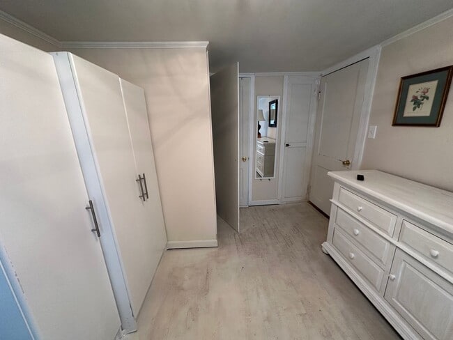 Building Photo - Furnished One Bedroom Cottage Available in...