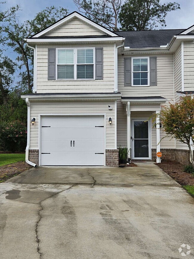 Building Photo - Luxury Townhouse in Richmond Hill. Get Bu...