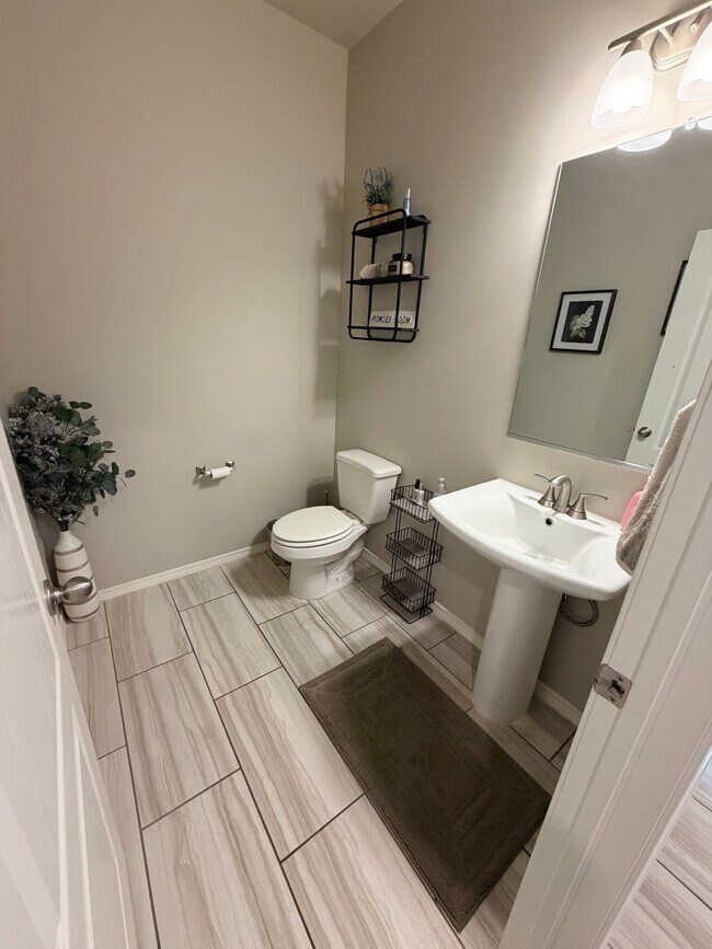 Building Photo - 1418 Santa Thomas St