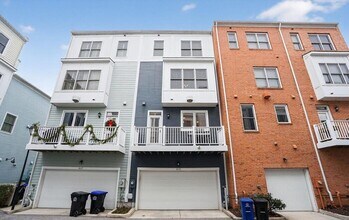 Building Photo - Modern 3BR Townhome with Rooftop Terrace & Garage in Old Town Commons