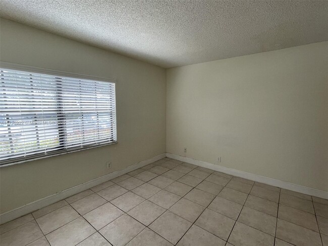 Building Photo - 2642 Riverside Dr