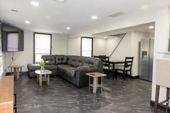 Building Photo - 810 Woodbine Rd