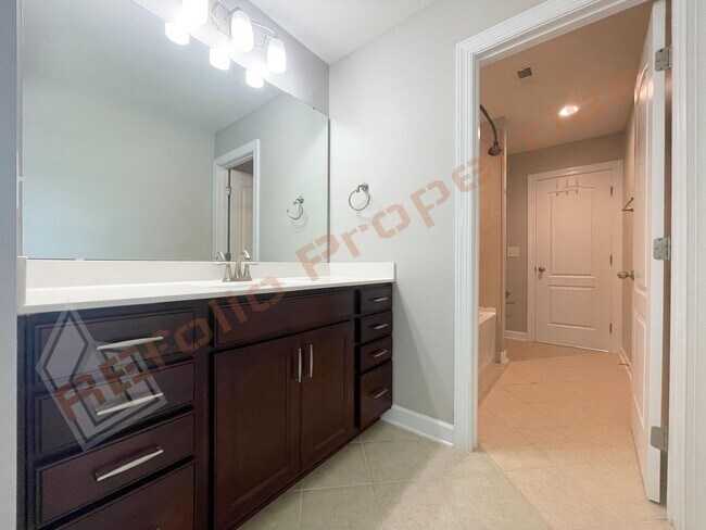 Building Photo - Gorgeous 5 Bedroom Home with First Floor In-law Suite & 3 Car Garage, Golf Course, Pool, Tennis a...