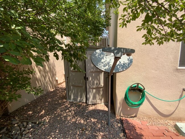 Building Photo - 3 Bedroom Home Available In Gated Communit...