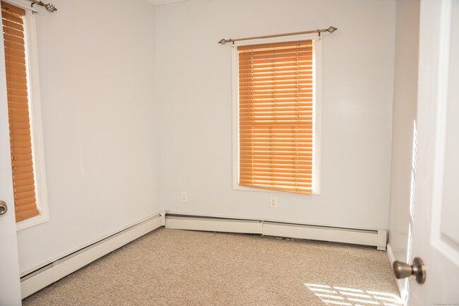 Building Photo - 138 Putnam St