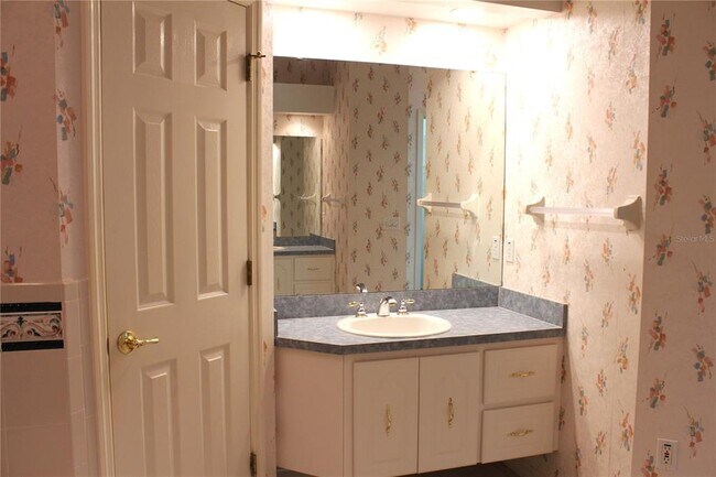 Building Photo - 2228 Lake Holloway Blvd