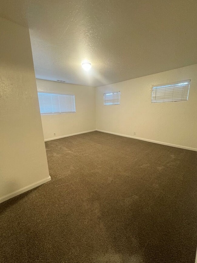 Building Photo - Spacious 3 Bedroom!