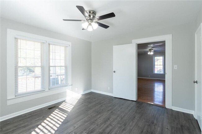 Building Photo - 4715 S Lee St
