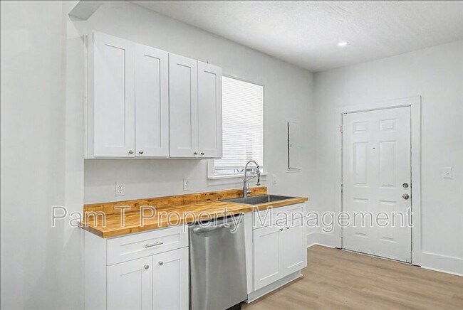 Building Photo - 615 W 39th St