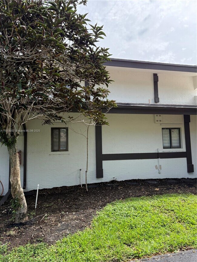 Building Photo - 541 NE 199th Ln