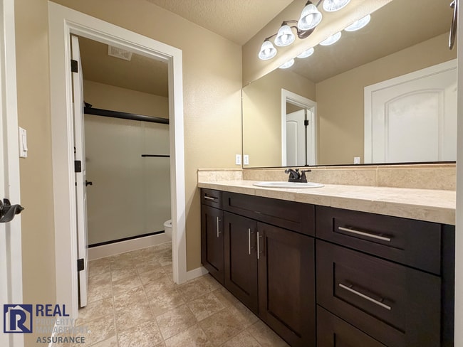 Building Photo - MOVE-IN SPECIAL - Spacious 2BR Townhome with Garage Parking in Prime Beaverton Location!