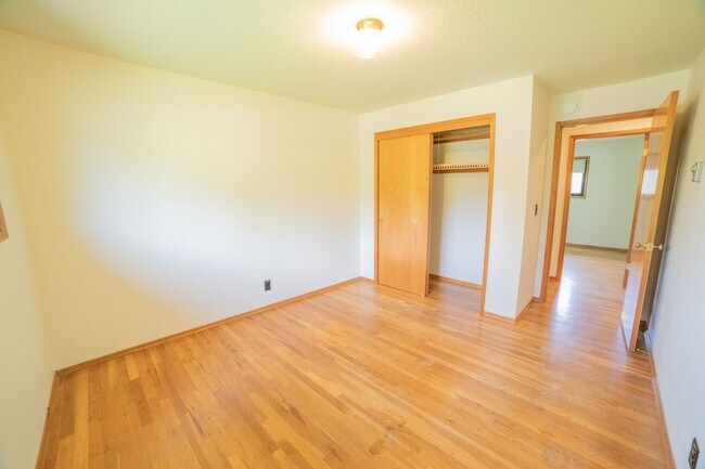 Building Photo - Large One Level Oregon City Home