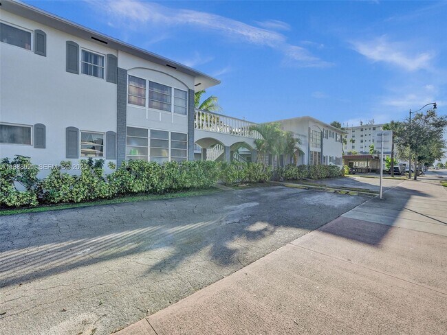 Building Photo - 5112 Hollywood Blvd