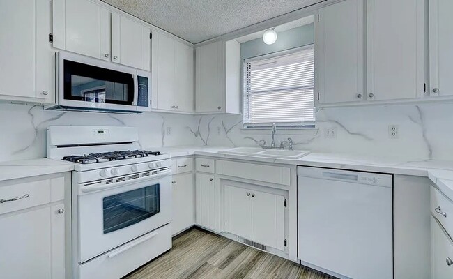 Building Photo - 3 bed two bath in Yukon, clean , updated a...