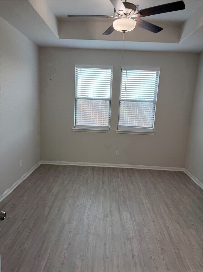 Building Photo - 3056 Plateau Dr
