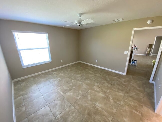 Building Photo - Beautiful Unfurnished 3 bed, 2 bath ANNUAL...
