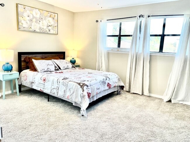 Building Photo - 3 BR 2.5 BA Luxury Townhouse