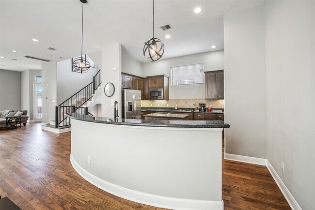 Building Photo - 904 Roy St